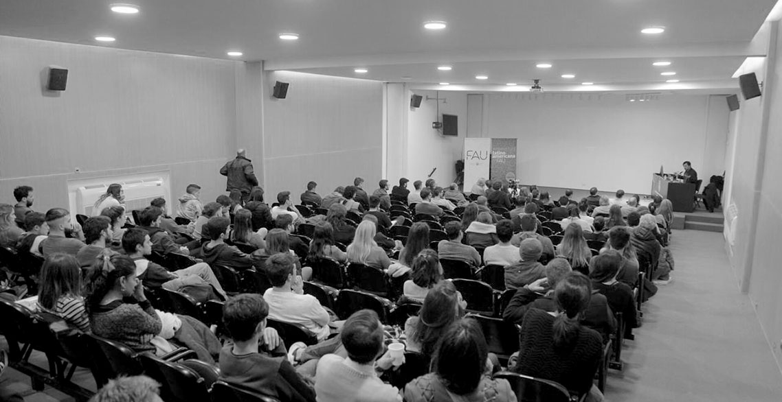 Sebastian Irarrazaval compartió su trayectoria profesional en el Ciclo de Arquitectura Latinoamericana