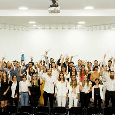 Egresados y egresadas recibieron su diploma de graduación