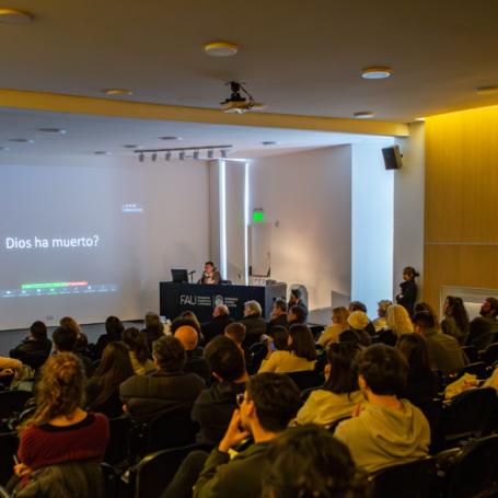 La Plata 2082: Willy Müller, Eva Castro, Atxu Amman y Marcelo Vila se presentaron en la FAU