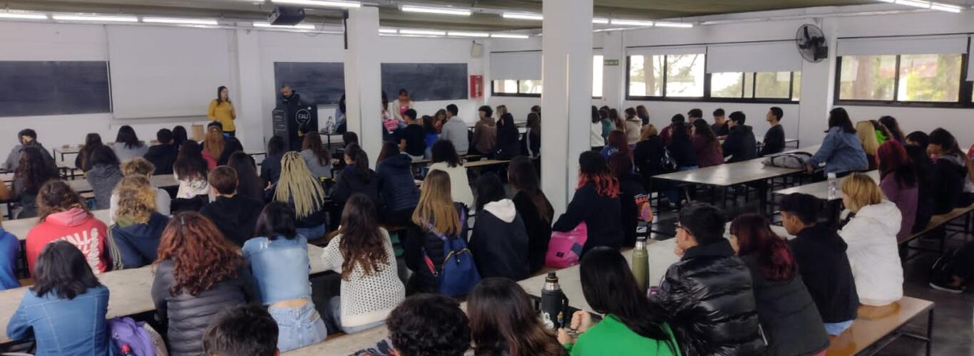 Más de 100 estudiantes secundarios visitaron la Facultad en el marco del programa “Vivo la UNLP”