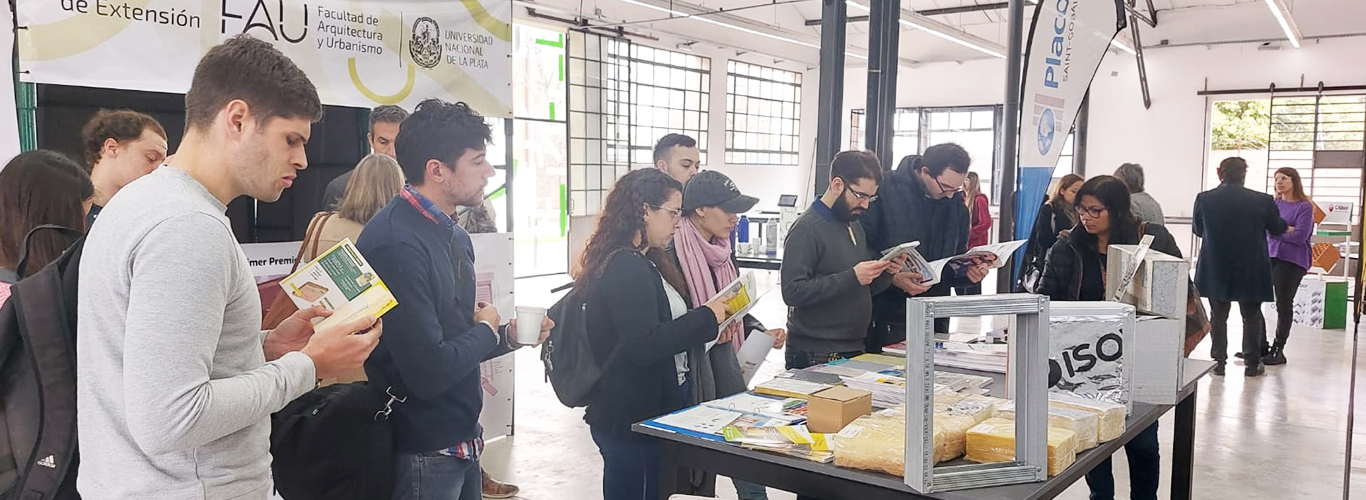 Más de 500 estudiantes, docentes y expositores participaron de la Feria de materiales y tecnología en FAUtec